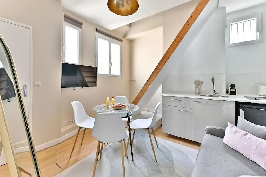 Appartement Avec Mezzanine Au Centre De Paris - II 0*,  France